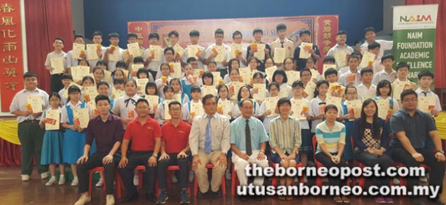 Tabung Amanah NAIM presents excellence awards to top Sibu students
