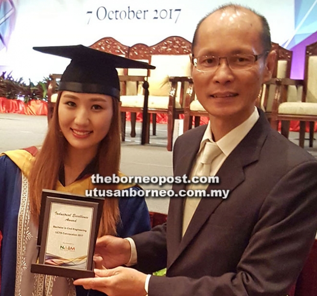 Naim presents award to top UCTS student