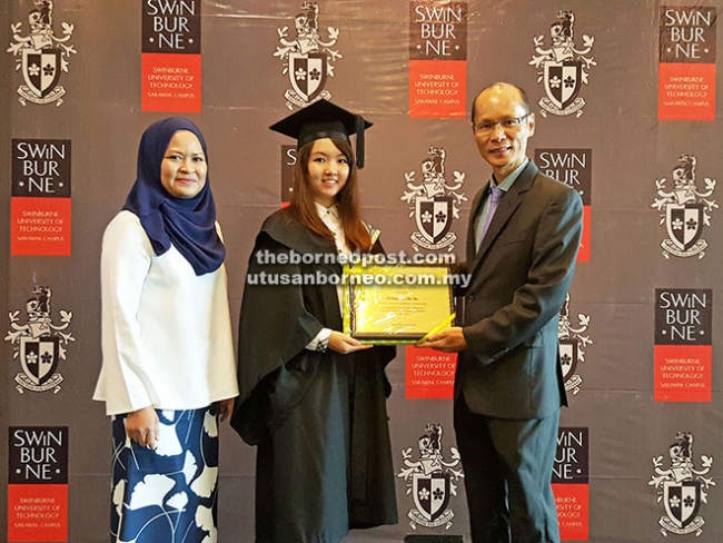 Swinburne Sarawak’s best engineering student receives award from Naim